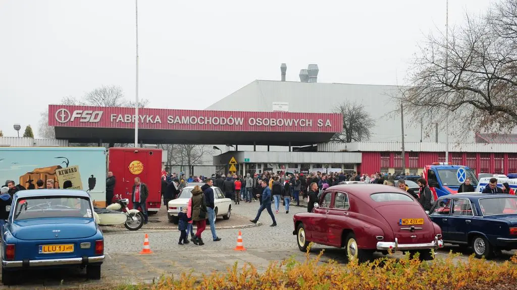 Premiera papieskiej Warszawy przed bramą FSO
