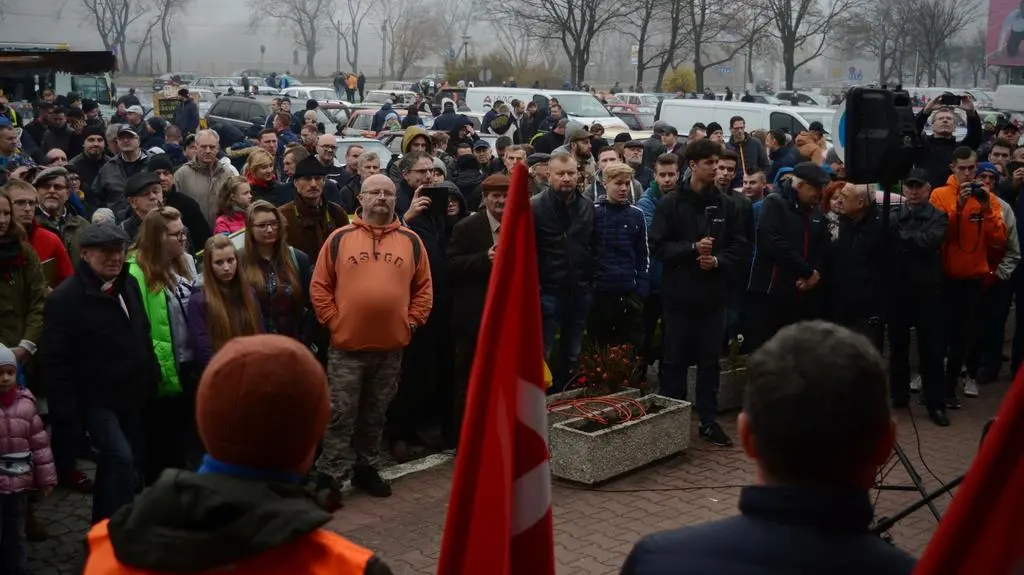 Premiera papieskiej Warszawy przed bramą FSO