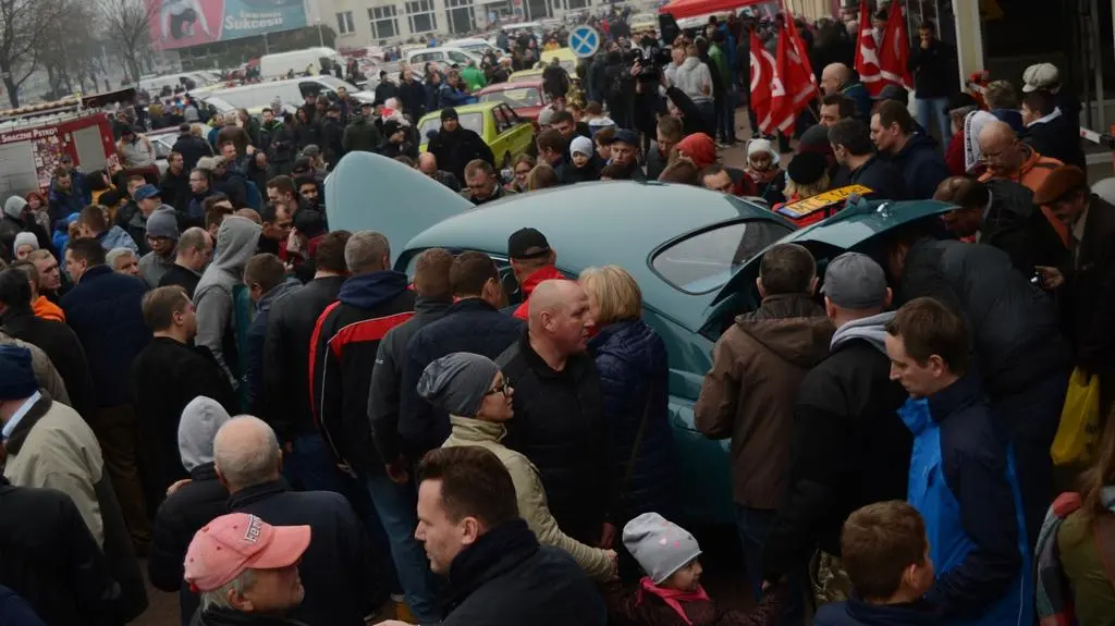 Premiera papieskiej Warszawy przed bramą FSO