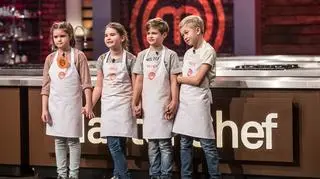 W kuchni "MasterChefa Juniora" pozostała już tylko czwórka młodych kucharzy, którzy zmierzą się w fantastycznej bitwie o wejście do finału. Najpierw dzieci będą musiały udowodnić, że jajka w żadnej postaci nie są im obce. Czekają na nich 3 konkurencje. Po każdej z nich jedna osoba, będzie odpadać z gry o finał. Trzecia konkurencja ostatecznie wyłoni pierwszego finalistę II edycji programu "MasterChef Junior". Pozostała trójka dostanie kolejną szansę i będzie musiała przygotować pyszne dania z owoców morza. Kto nie zmarnuje drugiej szansy i wejdzie do finału? Zobaczcie przedpremierowy fragment dziewiątego odcinka :)