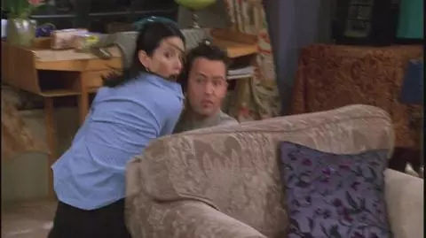 Przyjaciele: Ross dowiaduje się o Monice i Chandlerze