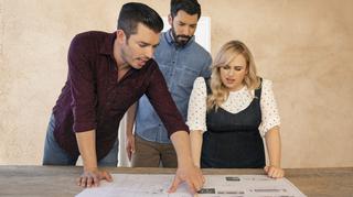 Rebel Wilson, Jonathan Scott i Drew Scott podczas projektowania 