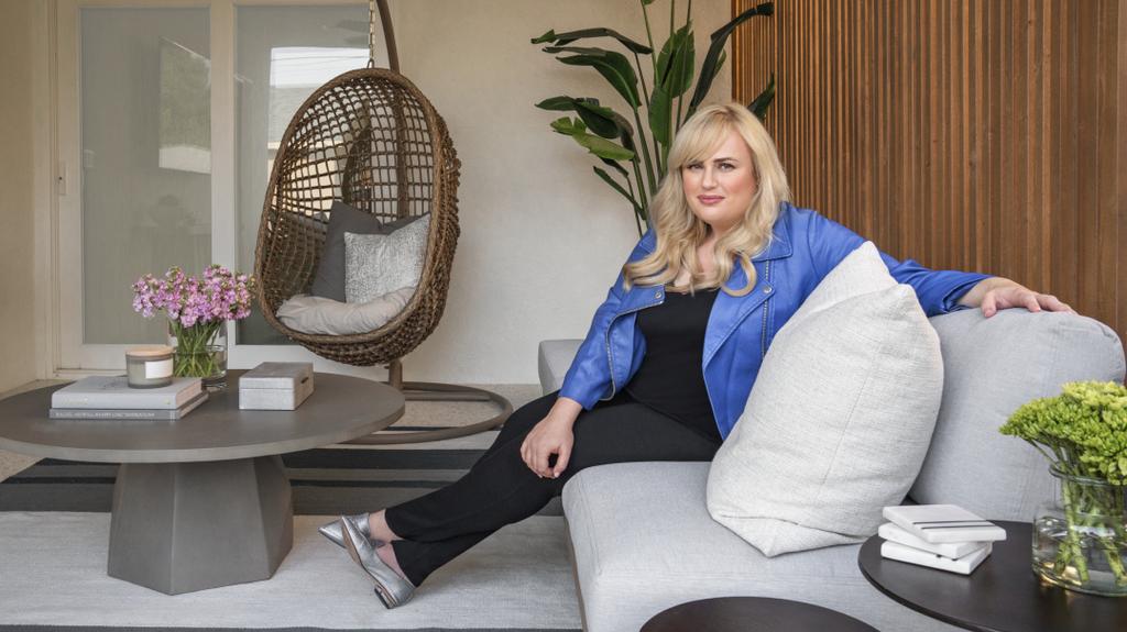 Rebel Wilson odpoczywająca na kanapie