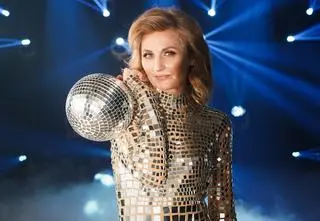 To ona zaśpiewała "Zakręconą". Kim naprawdę jest Reni Jusis?