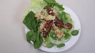 Sałatka a la Cezar ze szpinakiem i kurczakiem