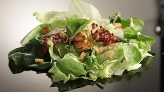 Sałatka a la Cezar ze szpinakiem i kurczakiem