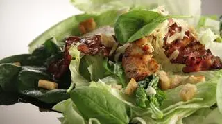 Sałatka a la Cezar ze szpinakiem i kurczakiem