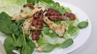 Sałatka a la Cezar ze szpinakiem i kurczakiem