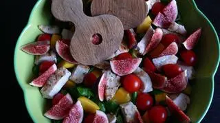 Sałatka z roszponki z grillowanym kurczakiem i mango