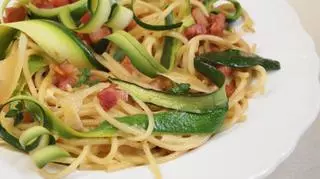 Spaghetti carbonara z cukinią, boczkiem i masą śmietanową