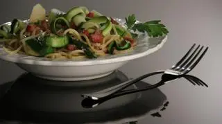 Spaghetti carbonara z cukinią, boczkiem i masą śmietanową