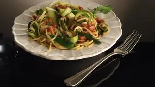 Spaghetti carbonara z cukinią, boczkiem i masą śmietanową