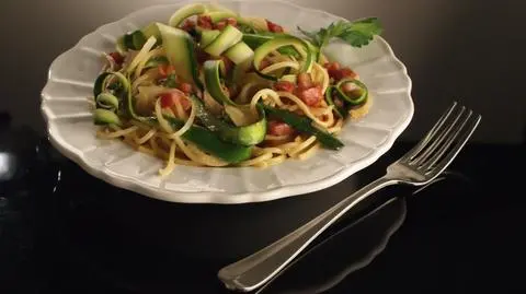 Spaghetti carbonara z cukinią, boczkiem i masą śmietanową