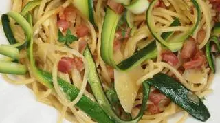 Spaghetti carbonara z cukinią, boczkiem i masą śmietanową