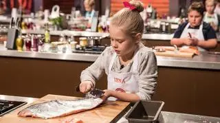 Pomoc Michela jest nieoceniona! Juror pomógł Lenie obierać ziemniaki :) Czy Lena zdąży z wykonaniem zadania na czas? Sprawdź koniecznie fragment trzeciego odcinka "MasterChef Junior" ;)