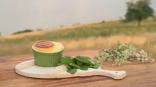 Suflet serowy z sałatą z sosem winegret z żurawiny 