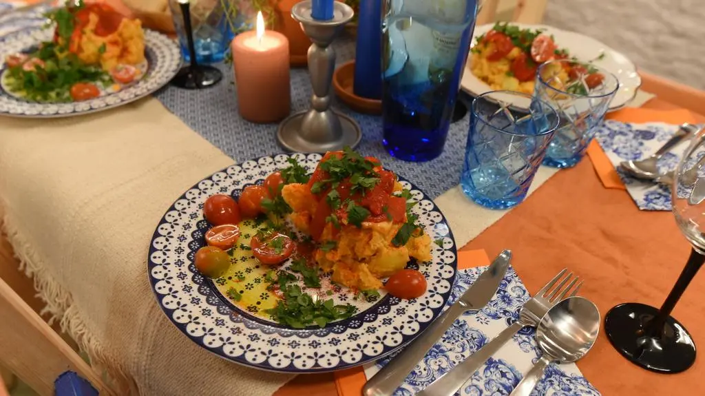Suto zastawiony stół w czasie finałowej kolacji / Warszawa, Bistro Tarchomin