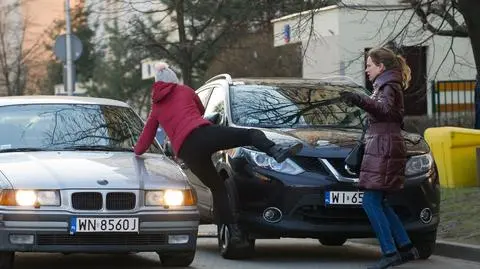 Sylwia wpycha Ulę pod jadący samochód!!!