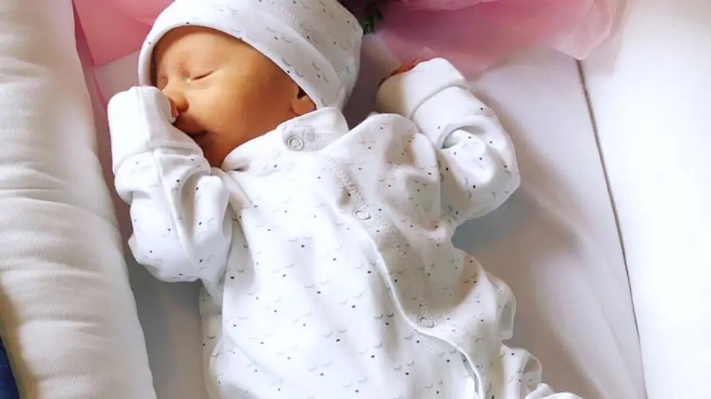 Synek Izabeli Janachowskiej z prezentami dla mamy
