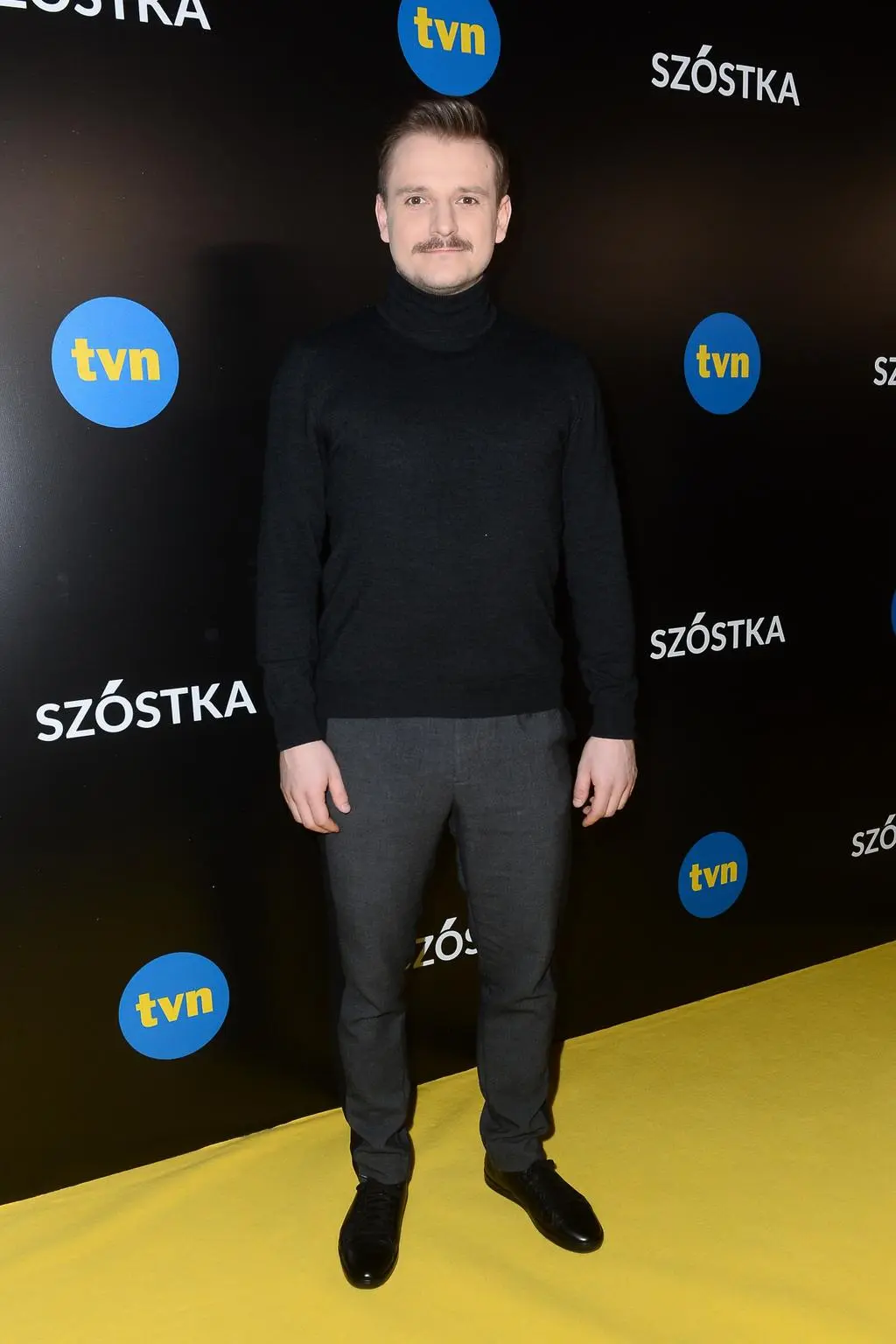 Szymon Piotr Warszawski na uroczystej premierze serialu "Szóstka"