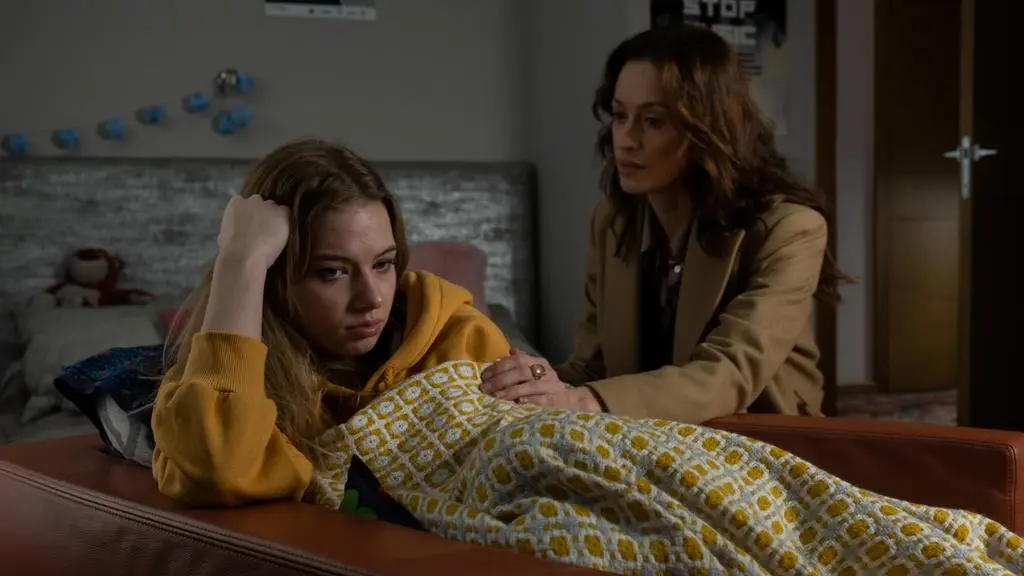 Tajemnica zawodowa: Paula (Justyna Zielska), Julia (Magdalena Różczka)