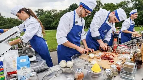 Takich gości w MasterChefie jeszcze nie było! Uczestnicy urządzają piknik dla 50 psów i ich właścicieli!