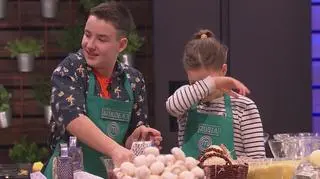 W wielkim finale MasterChefa Juniora do kuchni wrócą uczestnicy z całej edycji. Wraz z jurorami wezmą udział w pysznej sztafecie! Wygrać może tylko ta drużyna, która przygotuje w jak najkrótszym czasie najpyszniejsze placki ziemniaczane. Przy tarkowaniu cebuli polały się łzy. 

Oglądaj odcinek już w niedzielę o 20:00 i na Player.pl