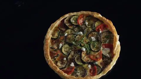 Tarta z bakłażanem, cukinią, pomidorami i kozim serem
