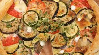 Tarta z bakłażanem, cukinią, pomidorami i kozim serem