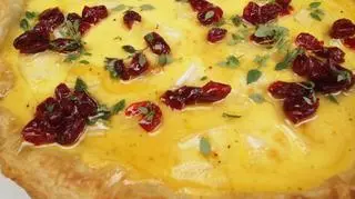Tarta z serem camembert oraz suszone śliwki w boczku