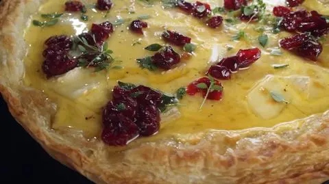 Tarta z serem camembert oraz suszone śliwki w boczku