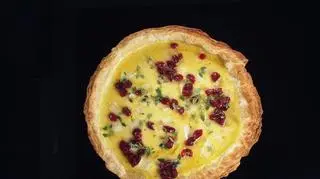 Tarta z serem camembert oraz suszone śliwki w boczku