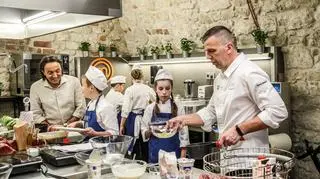 Czasem w kuchni coś nie wychodzi. Niestety tym razem ciasto wyszło za rzadkie. Czy udało się je uratować?

Oglądaj MasterChef Junior w każdą niedzielę o 20:00 i na Player.pl

