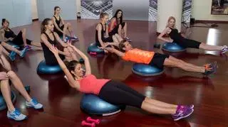 Dziewczyny ćwiczą z trenerem gwiazd