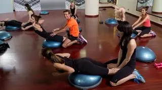 Dziewczyny ćwiczą z trenerem gwiazd