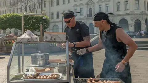 Uczestnicy sprzedają kiełbaski: "Hot dog from Europe"