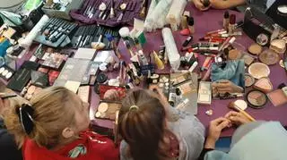 Uczestniczki warsztatów miały do dyspozycji mnóstwo produktów do makijażu, które zebraliśmy dla nich podczas zbiórki charytatywnej