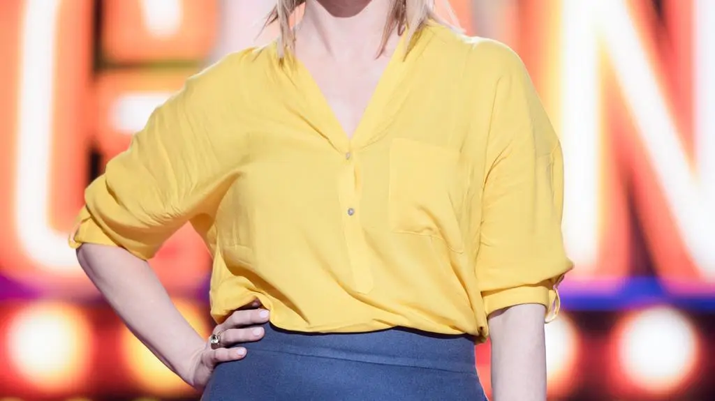 Włosy ciemny blond, grzywka. 