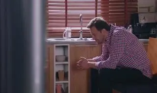 Upalony Smolny zachwyca się zmywarką do naczyń