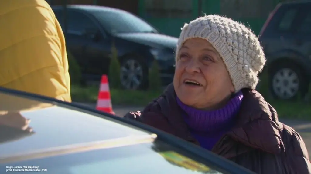 Pierwszy łuk, pierwsza podróż w miasto i tylko trzydzieści lat do setki! Zobaczcie najlepsze momenty Babci Broni (Grażyna Zielińska) za kierownicą!
Tego nie można przegapić! Zobaczcie nasz umont z najlepszych momentów!
Przypominamy, serial "Na Wspólnej" emitowany jest codziennie od poniedziałku do czwartku o godz.20.15 w TVN.