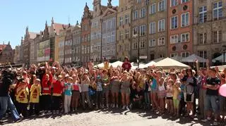 White Slide na ulicy Długiej w Gdańsku w tłumie uczestników castingu
