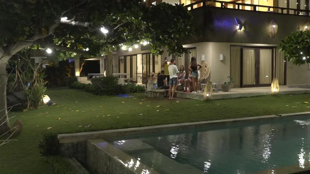 Wieczór w Hotelu Paradise