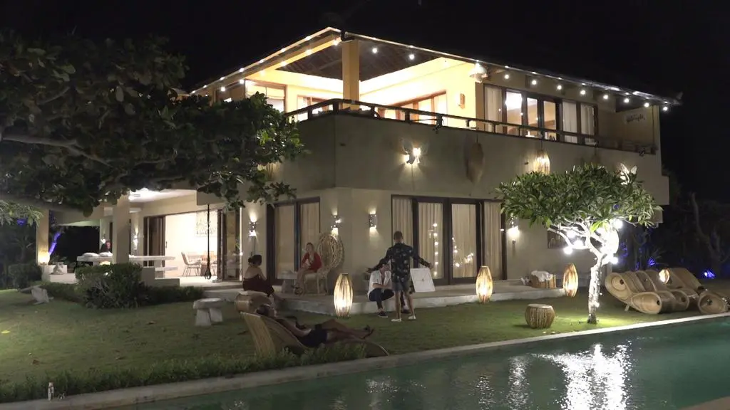 Wieczór w Hotelu Paradise