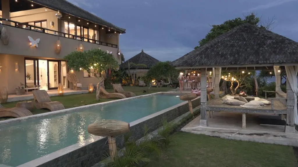 Wieczór w Hotelu Paradise