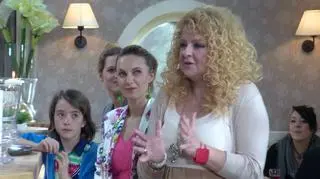 Pojawienie się Magdy Gessler na Wspólnej wzbudziło wielkie emocje. Maria początkowo nie chciała nawet słyszeć o udziale w "Kulinarnych Ewolucjach". Kiedy zmieniła zdanie, niespodziewała się tak wielkiej metamorfozy! Zobaczcie jak wyglądała rewolucja w barze Ziębów i jakie są jej finałowe efekty!