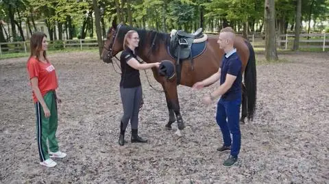 "Zaskocz mnie!": rycerz uczy się jazdy konnej