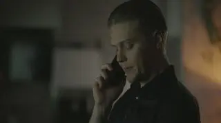 Chyłka - Oskarżenie: Bauman przyłapał Chyłkę w swoim domu. O pomoc poprosił Langera