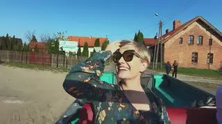 Dorota Szelągowska na przejażdżce zabytkowym samochodem po Kaszubach. "Tak można żyć!"