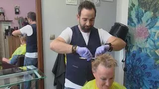 Maciej Maniewski zrobił nową fryzurę uczestniczce "Afery fryzjera"