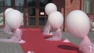 Szpaler z balonów na wejście do sali weselnej